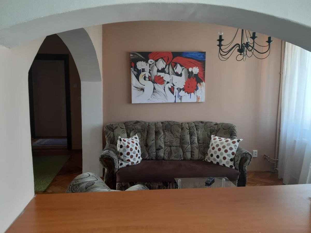 Pelican Proxy Apartment Орадя Экстерьер фото